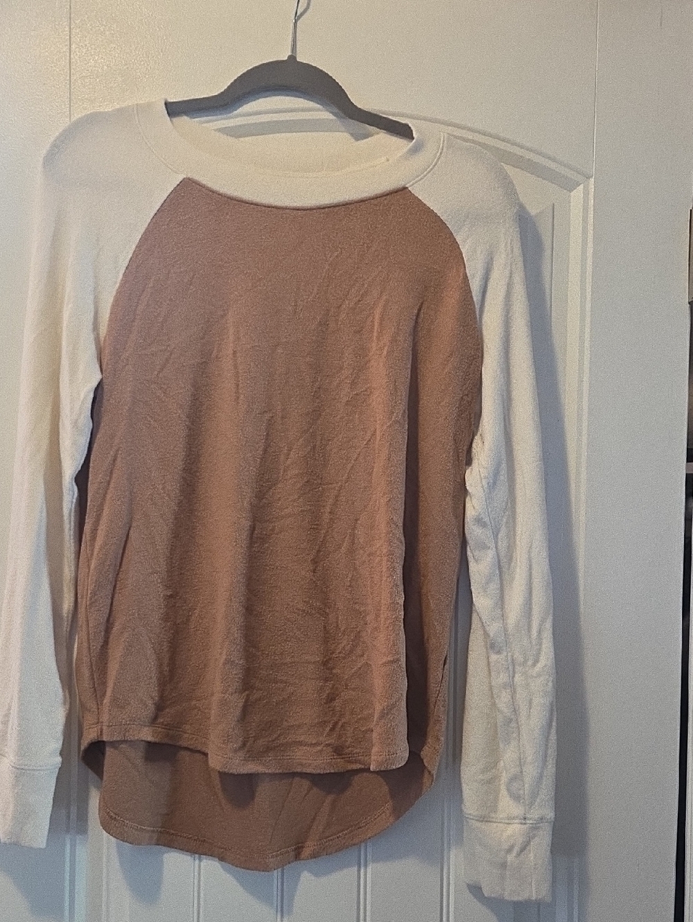 Women’s Two-Tone Raglan Long Sleeve Top - Camel & Cream